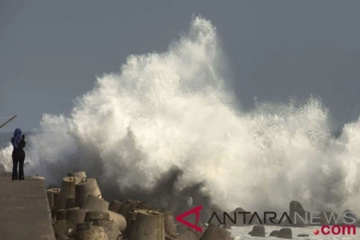 BMKG: Waspadai potensi gelombang sangat tinggi di dua wilayah laut NTT