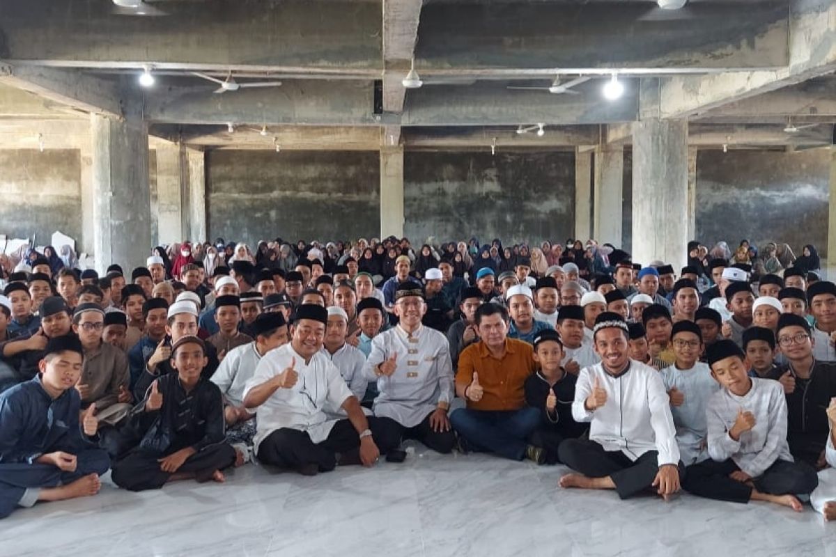 Guru Besar ITB Bandung beri motivasi ratusan santri Dayah Darul Quran Aceh