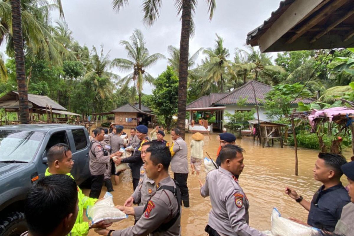 Polres Lombok Tengah berikan bantuan sembako kepada korban banjir