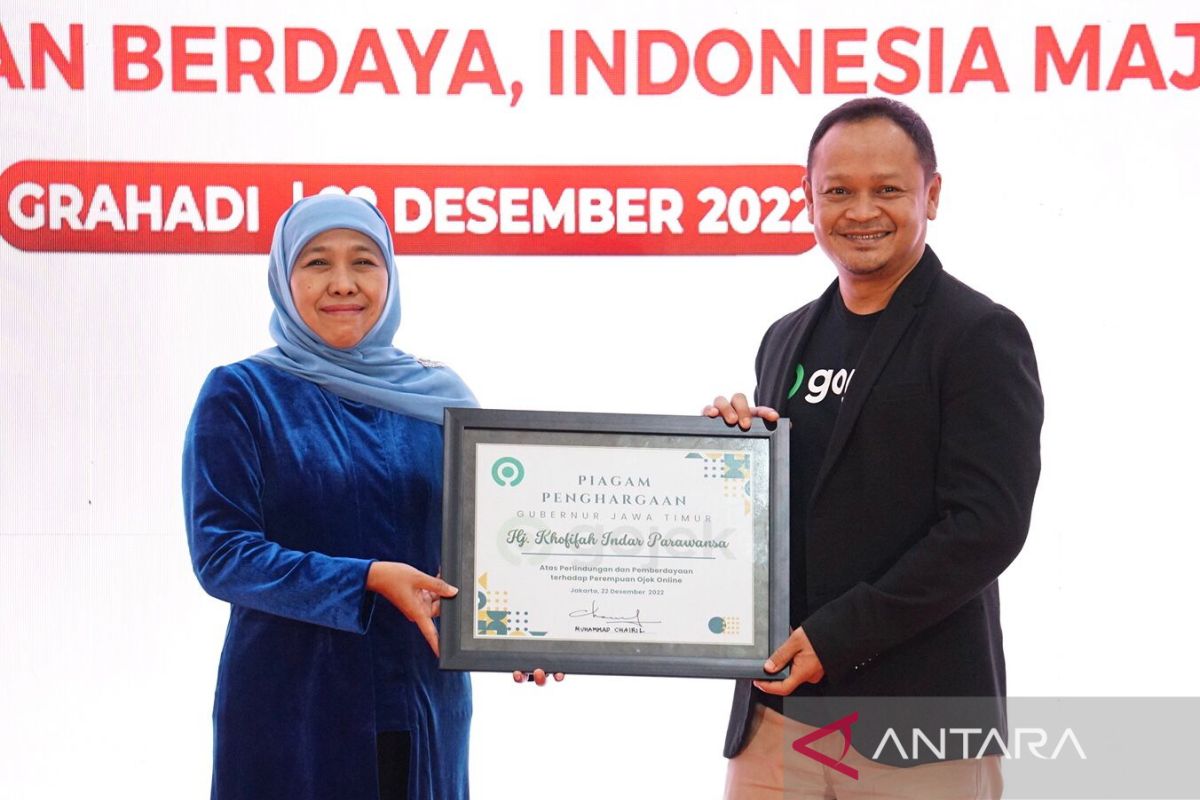 Khofifah terima penghargaan dari Gojek dan Grab Indonesia