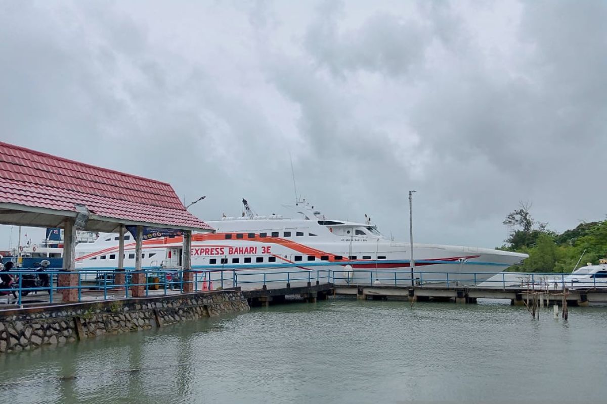 KSOP Tanjung Pandan tunda pelayaran kapal laut karena cuaca ekstrem