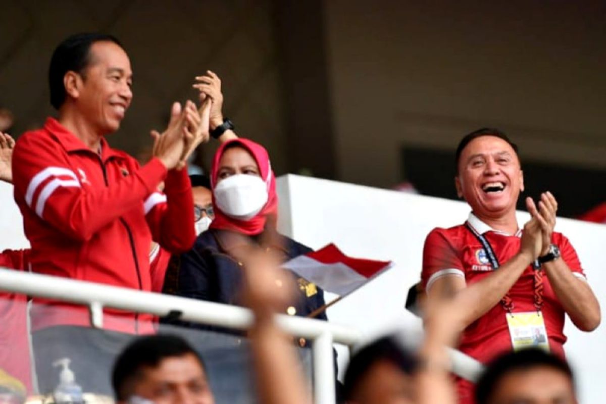 Keceriaan tribun VVIP SUGBK saat Timnas Indonesia lawan Kamboja