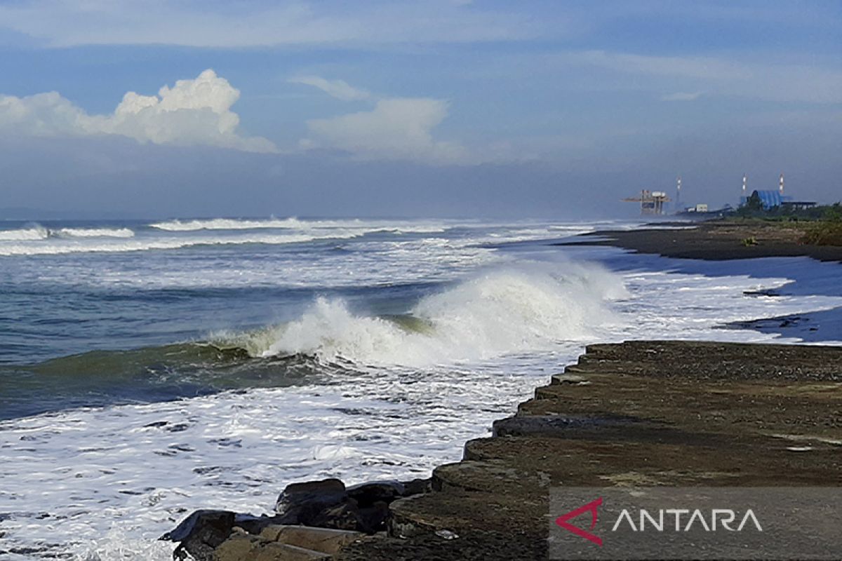 Six-meter-high waves forecast in Indian Ocean, south of Central Java