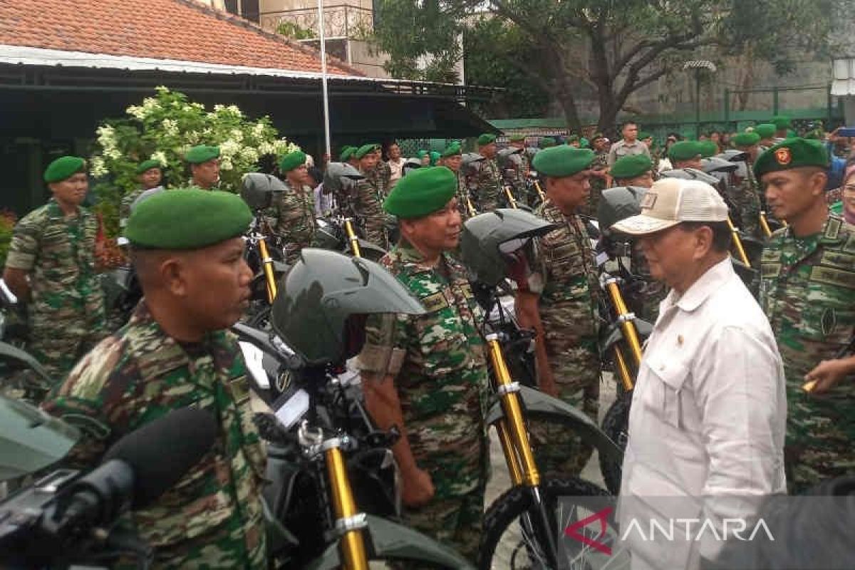 Menhan Prabowo Subianto serahkan 20 unit sepeda motor bagi Babinsa di Indramayu