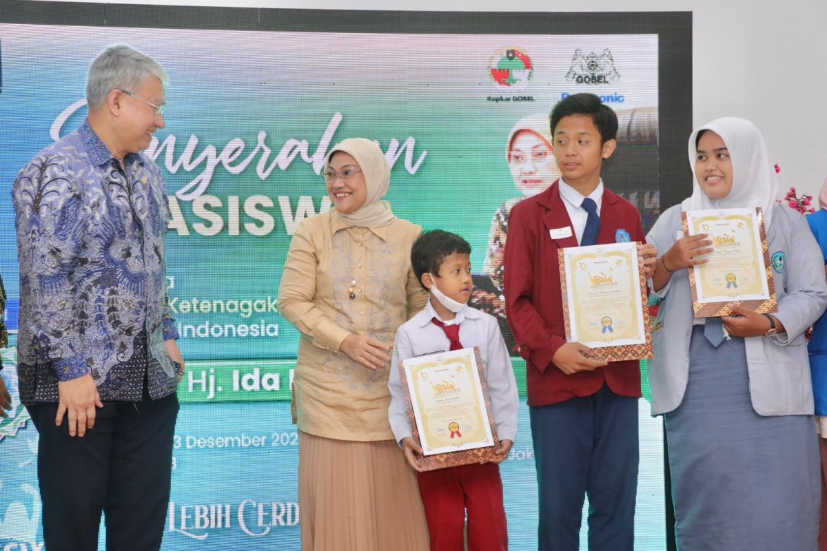 Manpower Minister provides scholarships to 221 workers' children