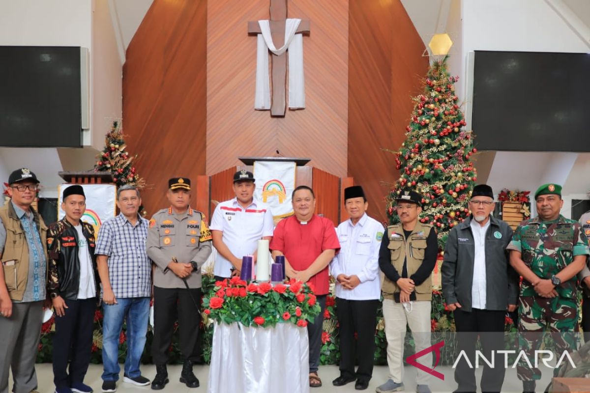 Polisi jaga area gereja di Bekasi jelang Misa Natal