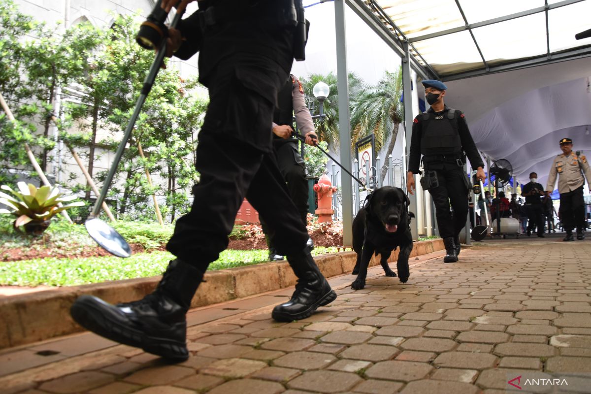 Polrestabes Palembang kerahkan anjing pelacak, amankan 82 gereja saat perayaan Natal