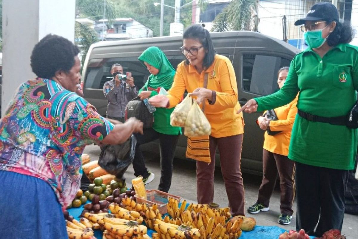Persit Korem 172/PWY ajak anggotanya belanja di pasar mama-mama Papua
