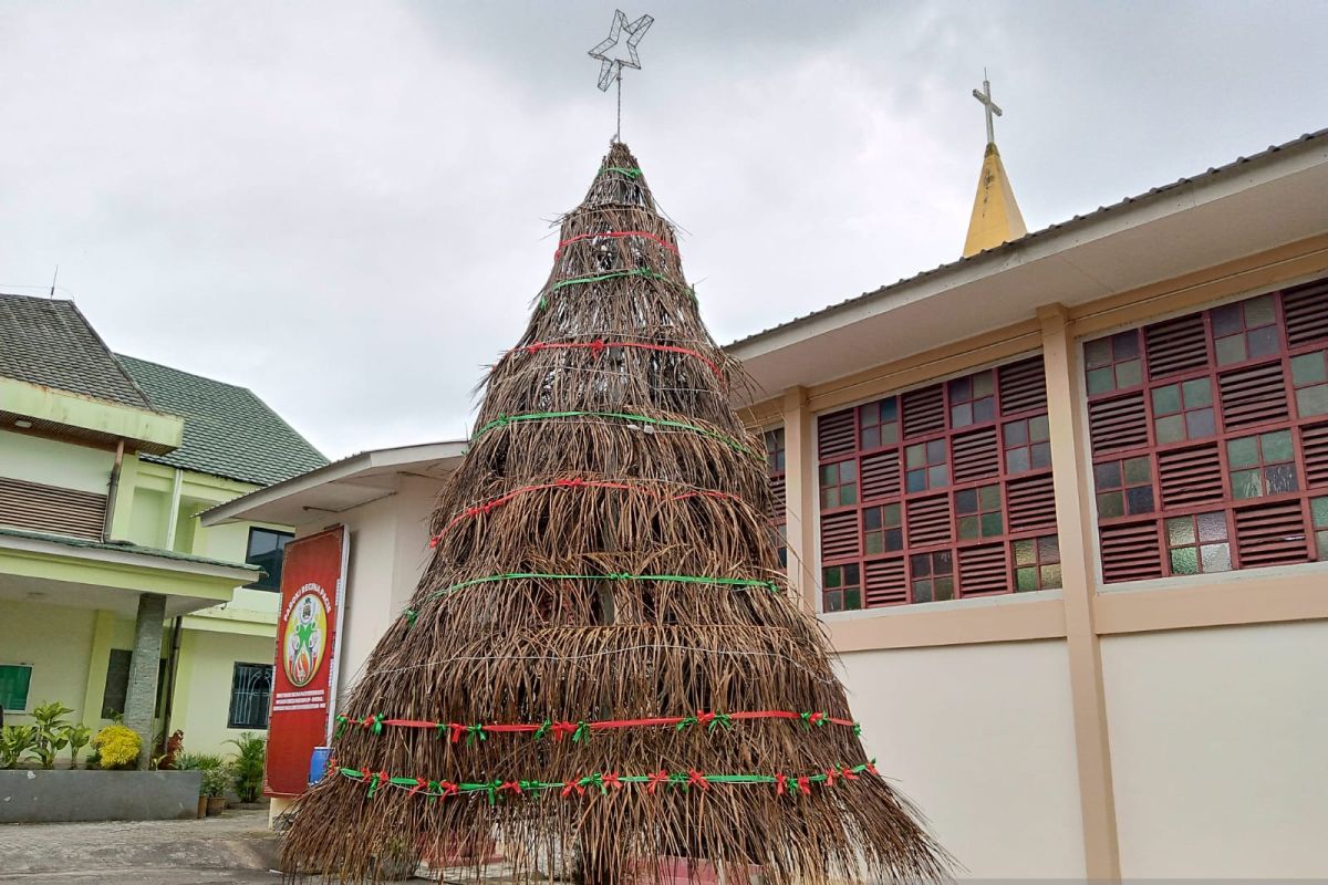 Gereja Regina Pacis Tanjung Pandan bangun pohon Natal berbahan daun kelapa sawit