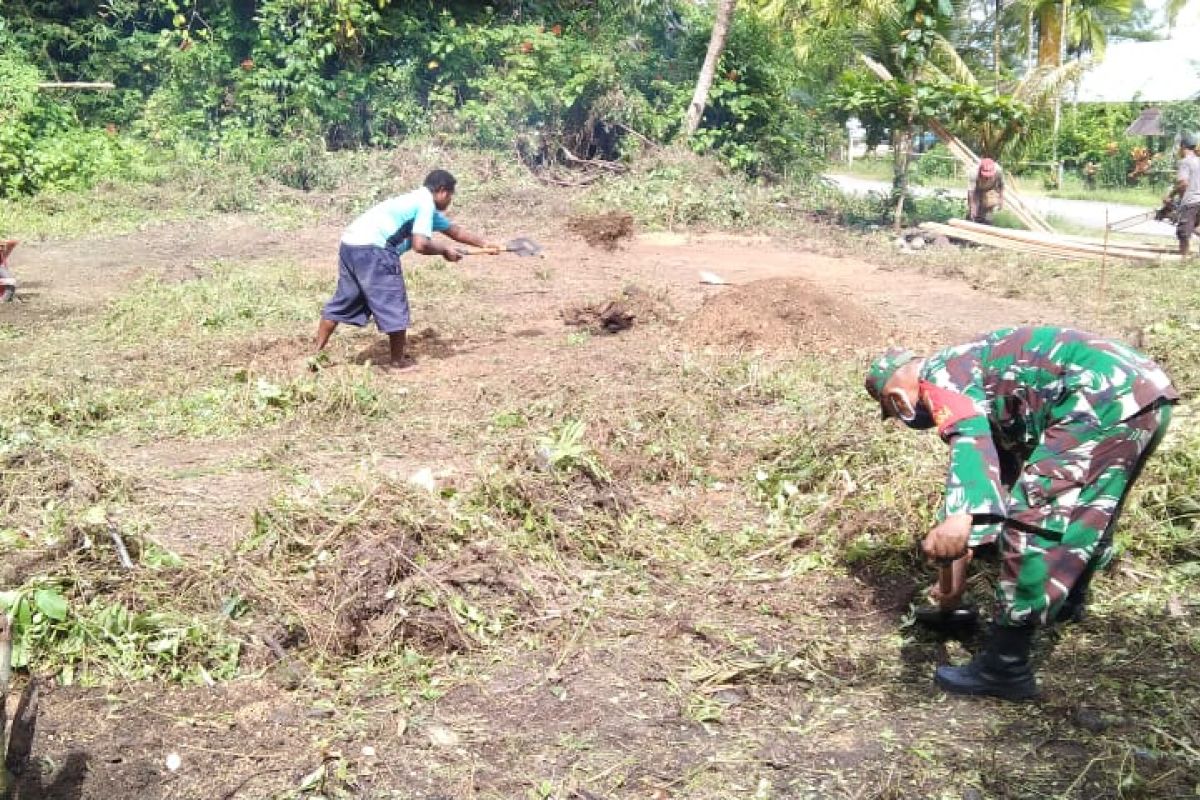 Koramil Supiori Utara bantu warga buka lahan kosong untuk perkebunan