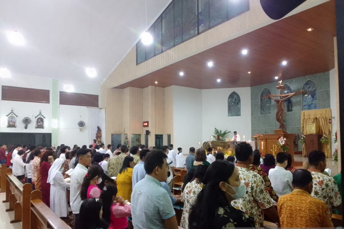 Misa Malam Natal di Gereja Regina Pacis Tanjung Pandan berlangsung meriah