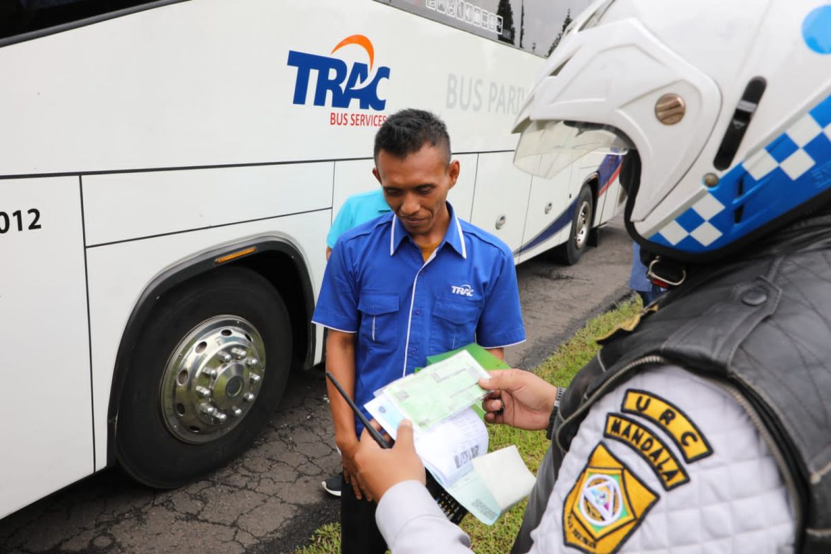 Ministry inspects tour bus feasibility in Puncak Bogor
