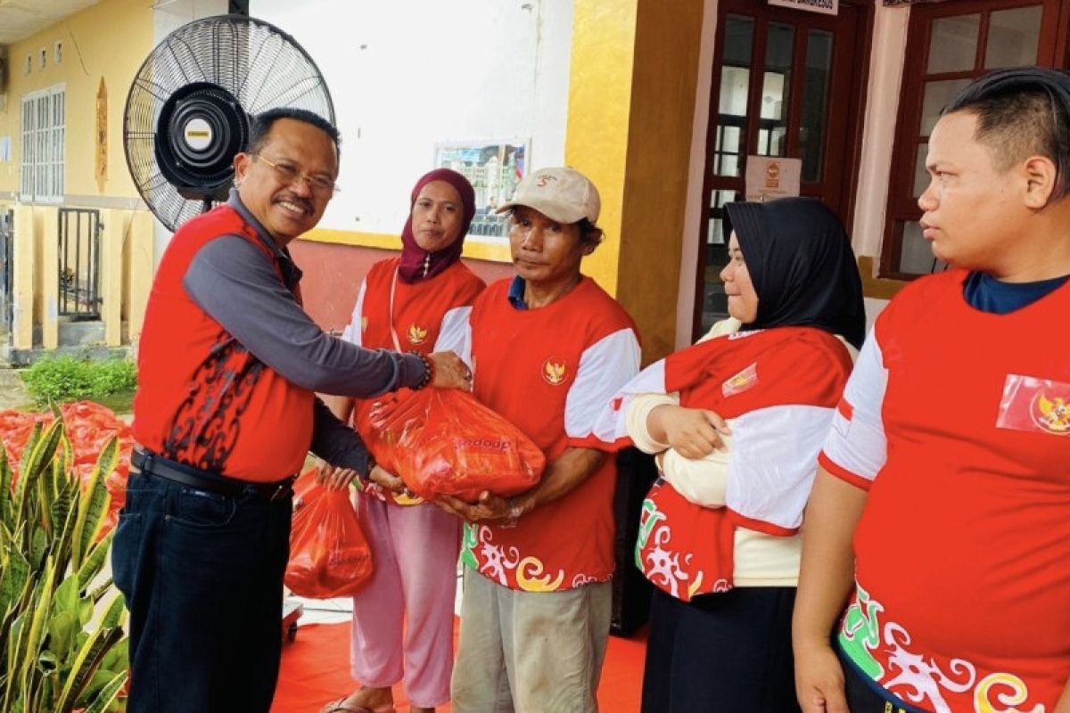 Sekda Kalteng serahkan bansos untuk masyarakat di Murung Raya