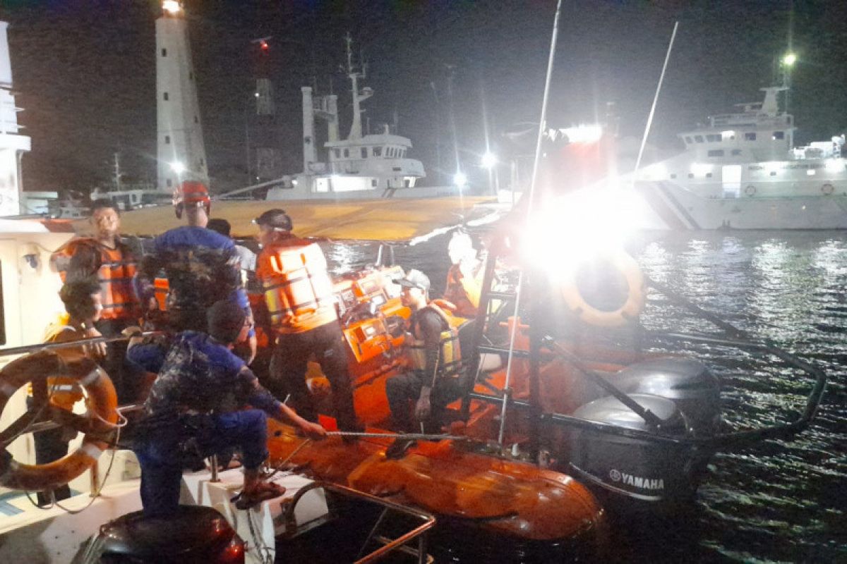 SAR evakuasi 12 kru Kapal Cahaya Harapan Hati di perairan Semarang