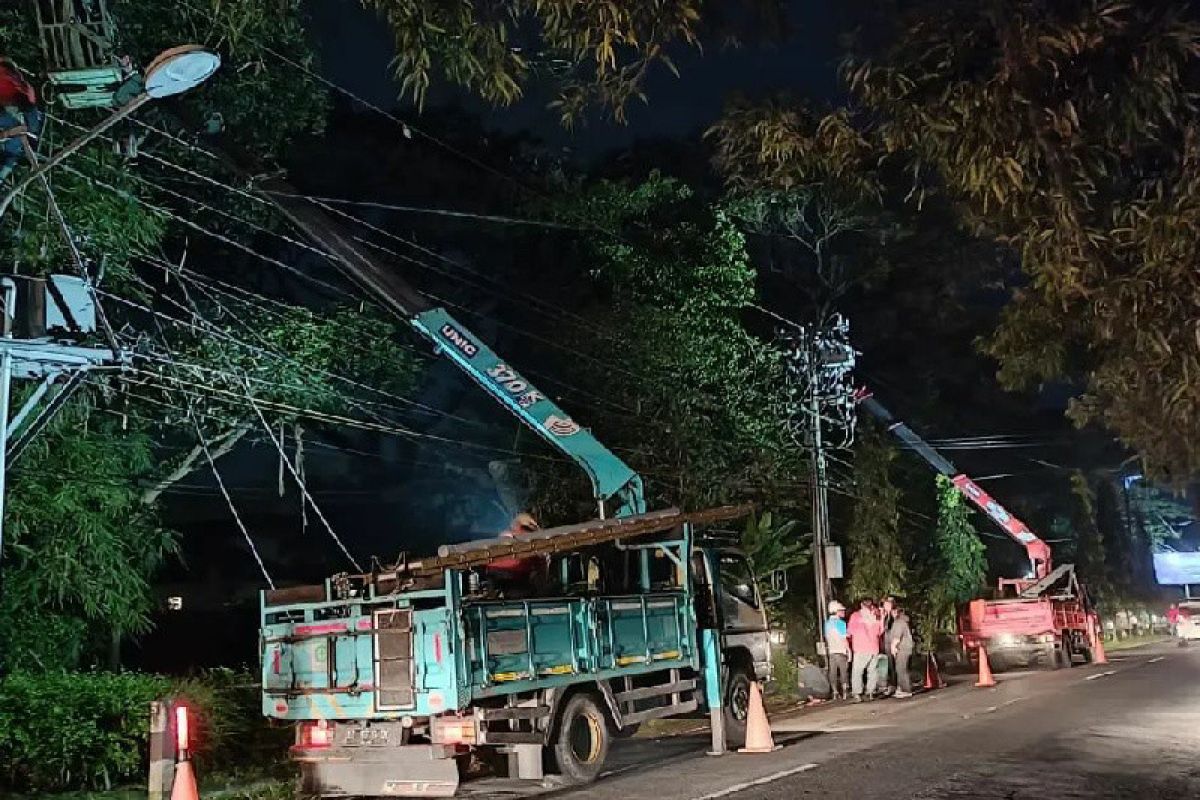 Cuaca buruk, PLN pulihkan listrik di wilayah pantura Jateng dan DIY