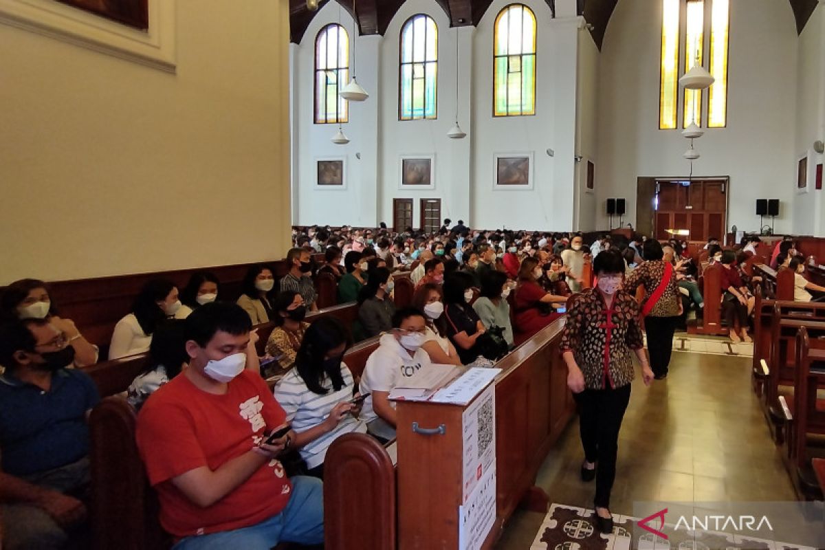 Umat Nasrani laksanakan Misa Natal 2022 di Gereja Katedral Bandung