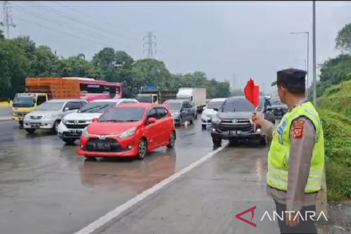 Petugas terapkan buka tutup rest area KM 57 jika over kapasitas