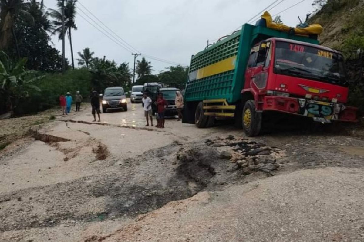 Jalan Trans Sulawesi di Majene ditutup akibat ambles