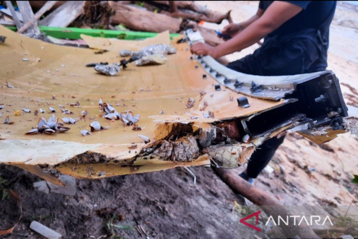 Polisi sisir lokasi serpihan mirip badan pesawat di Natuna