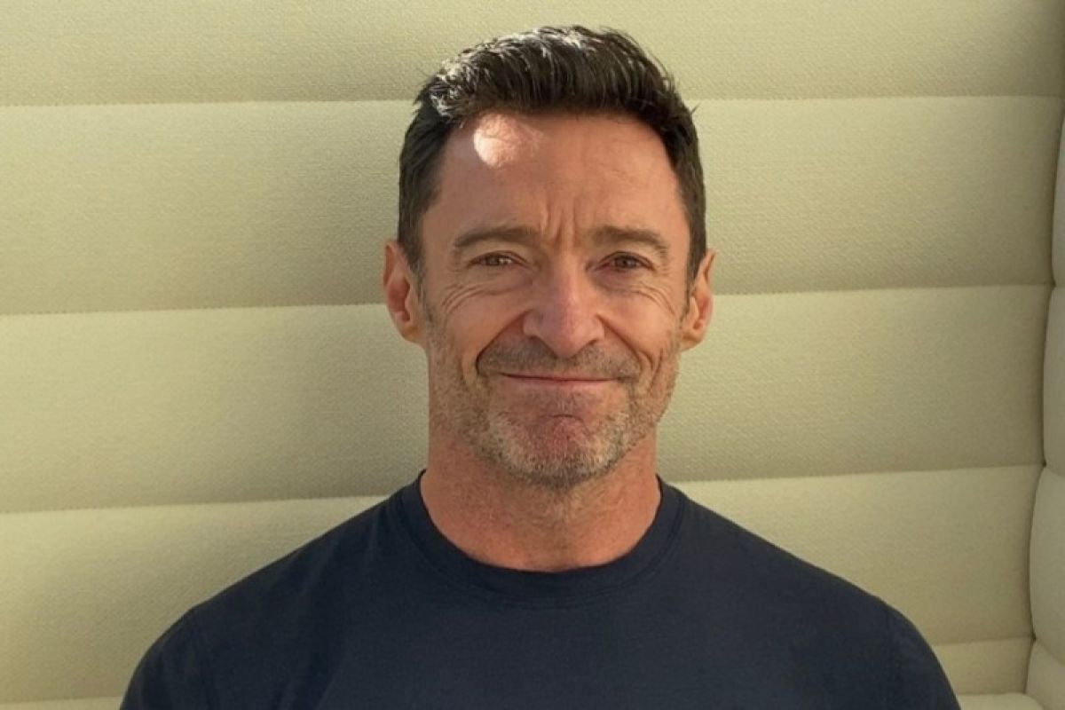 Hugh Jackman "libatkan" Ryan Reynolds di ritual tarian Natal