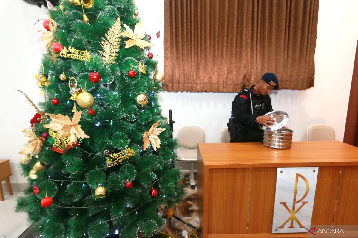 Hari Natal - Tim Jibom Brimob sterilisasi gereja di Gorontalo