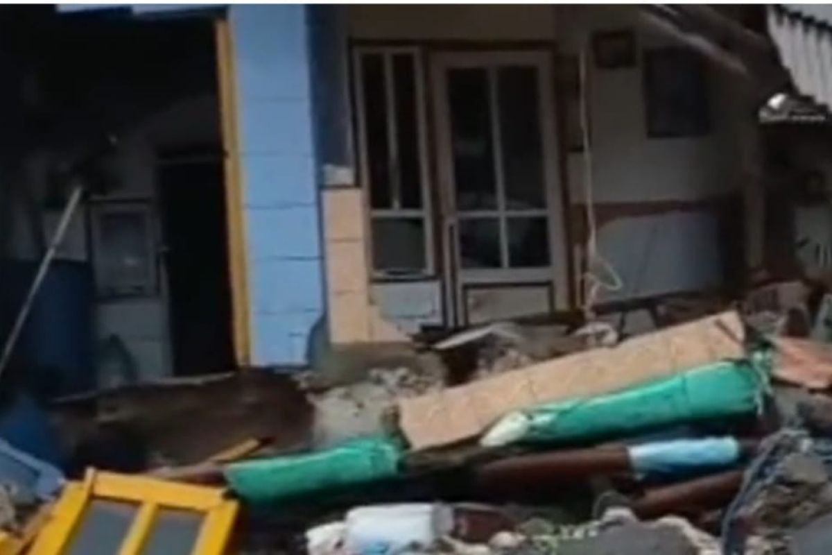 Belasan rumah di Probolinggo rusak akibat terjangan gelombang laut