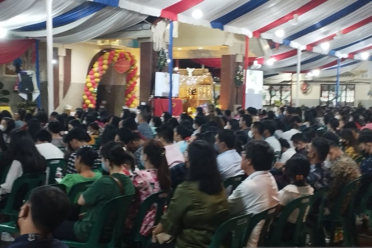 Polisi kawal perayaan Natal di Gereja Katedral Medan