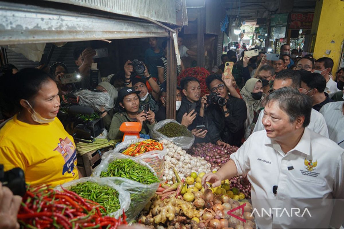 Menko Airlangga pantau pangan pokok hingga dorong KUR di Pasar Medan