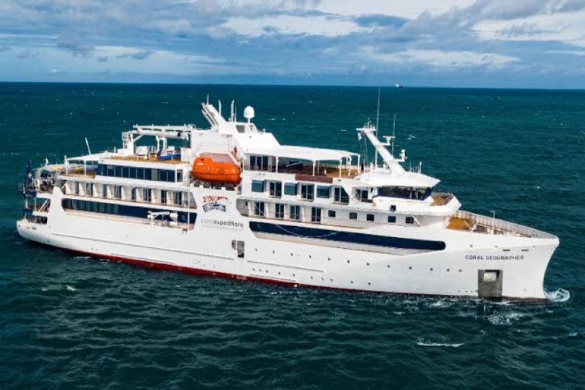 Kapal pesiar bawa 120 turis tunda sandar di Kumai akibat cuaca