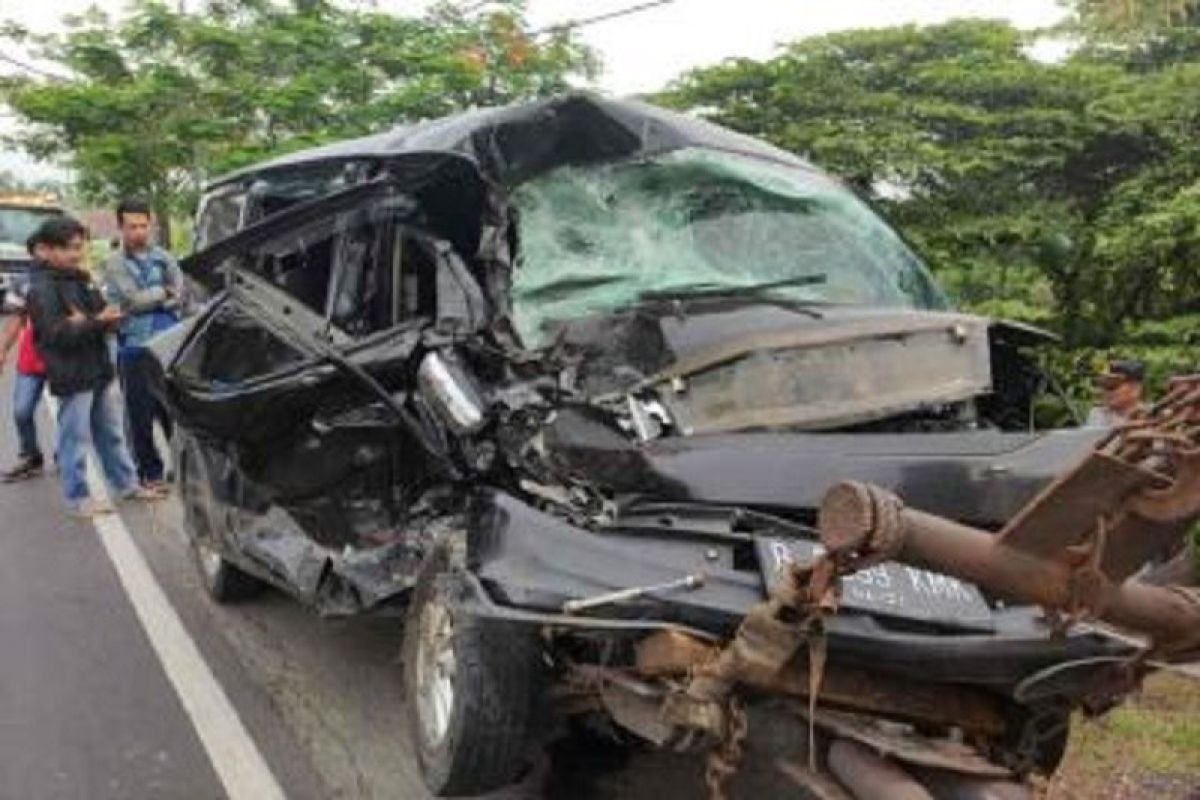 Sebuah minibus penuh penumpang alami kecelakaan di Cirebon satu tewas