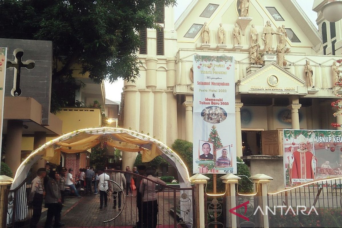 Ibadah  perayaan ekaristi Natal katedral Ambon berlangsung khidmad