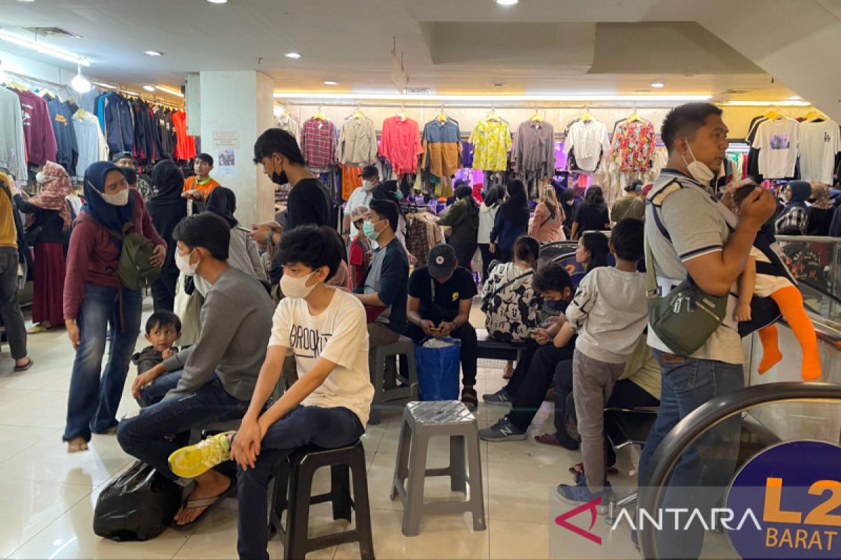 Cari produk fesyen harga miring, pengunjung padati Pasar Senen