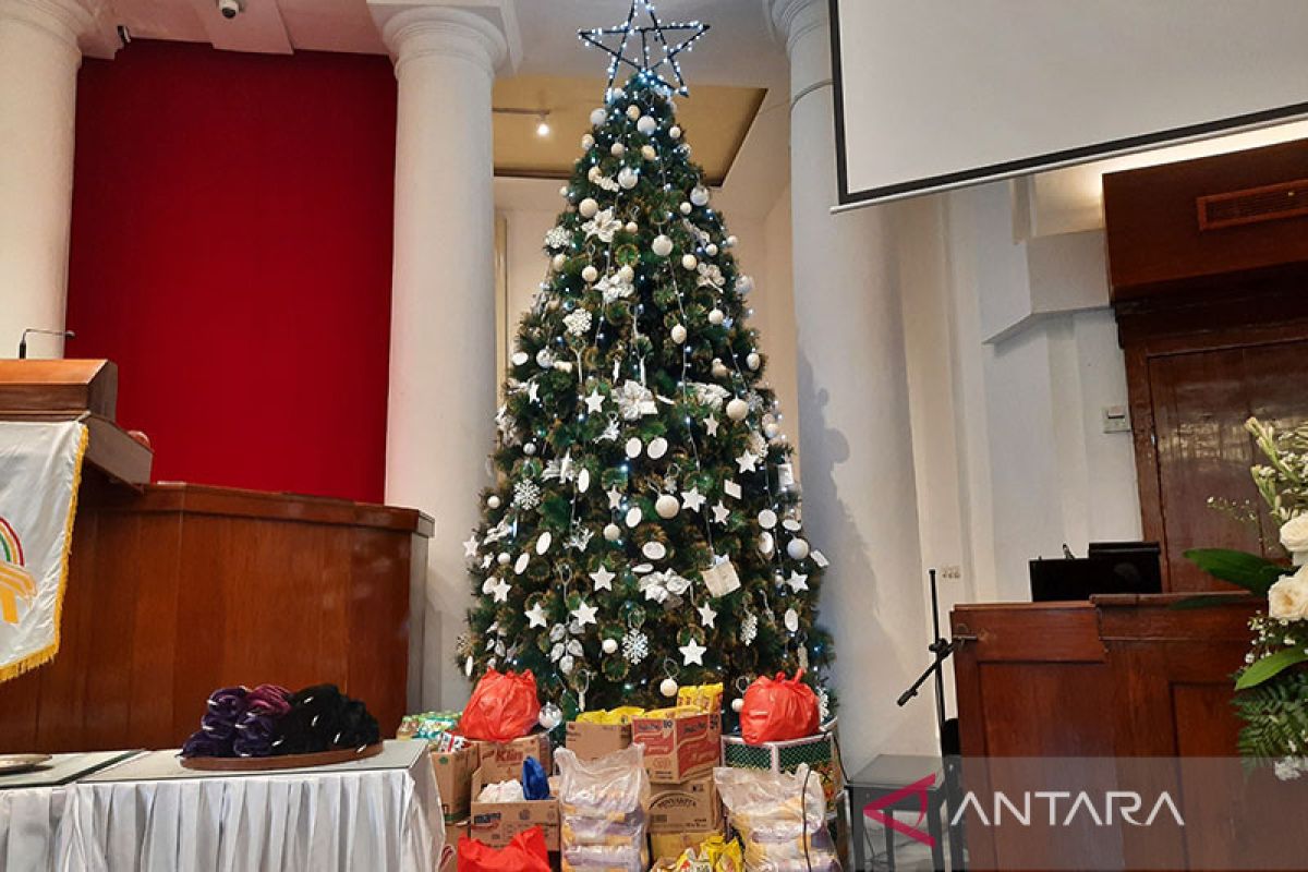 Jemaat Gereja Immanuel curahkan harapan lewat kertas di pohon Natal