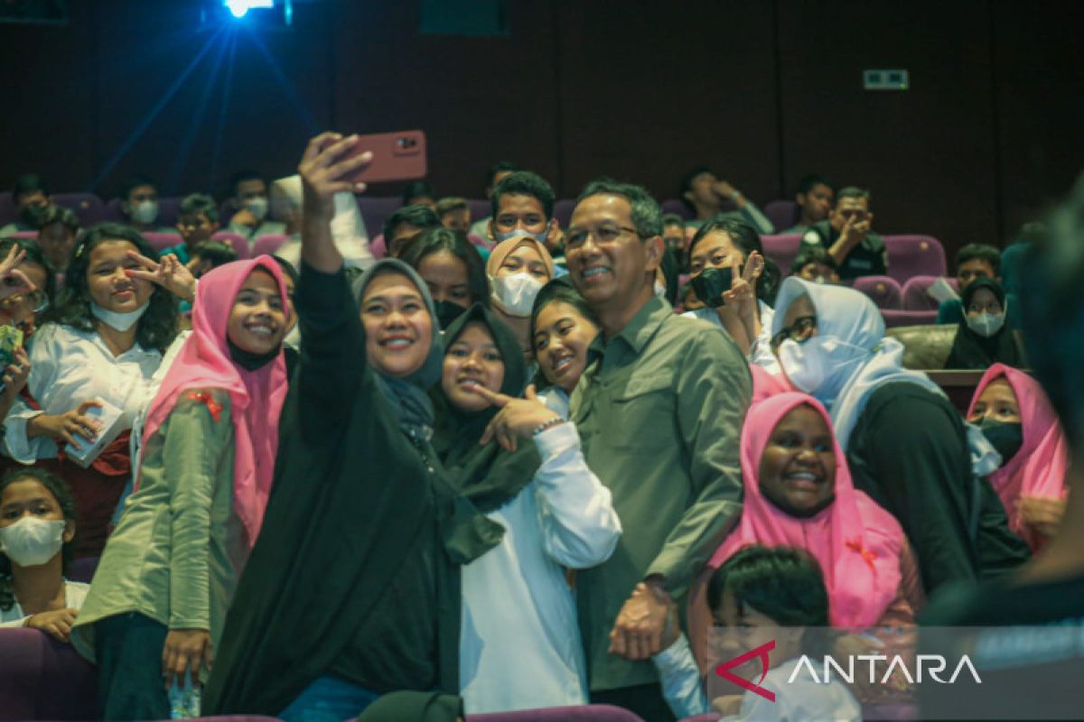 Jakarta governor watches movie with orphans for Christmas holiday