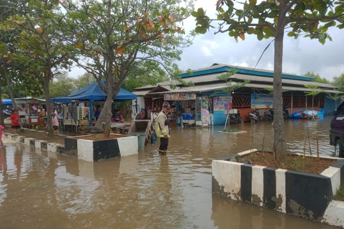 BPBD: Pemukiman Pantai Tanjung Pasir terendam banjir akibat cuaca buruk