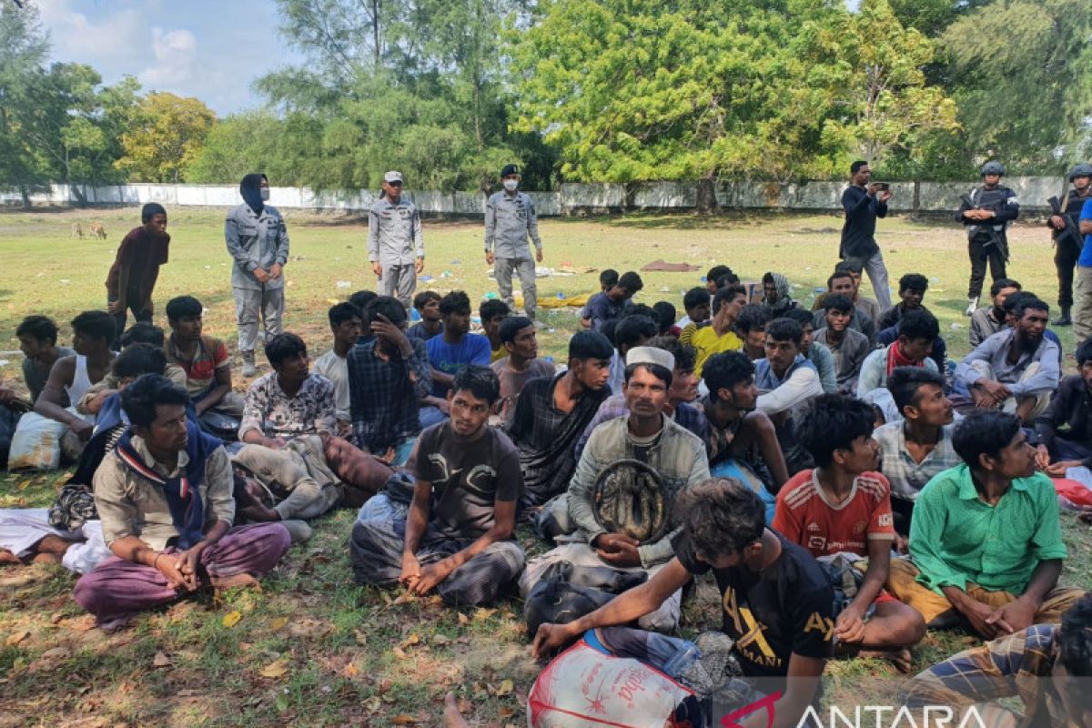 Kapal kayu tenggelam, imigran ilegal Rohingya dievakuasi