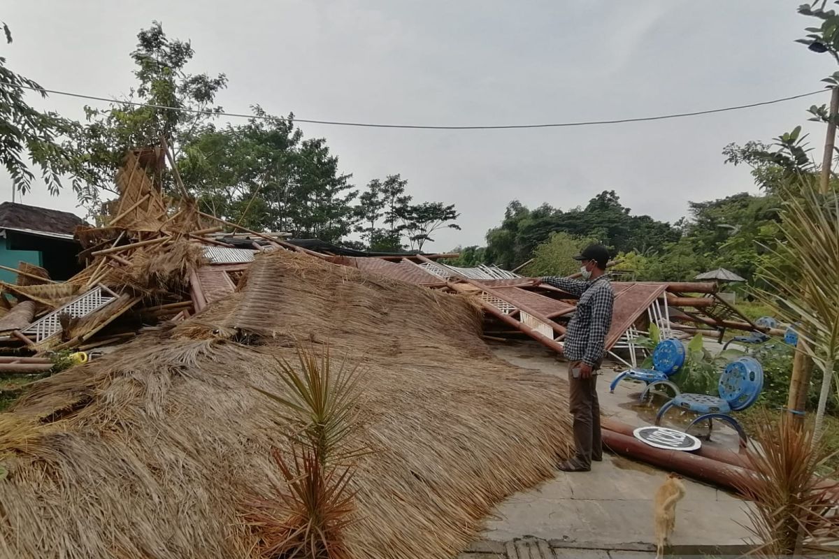 Wisata Karang Kenik Situbondo porak-poranda diterjang angin kencang