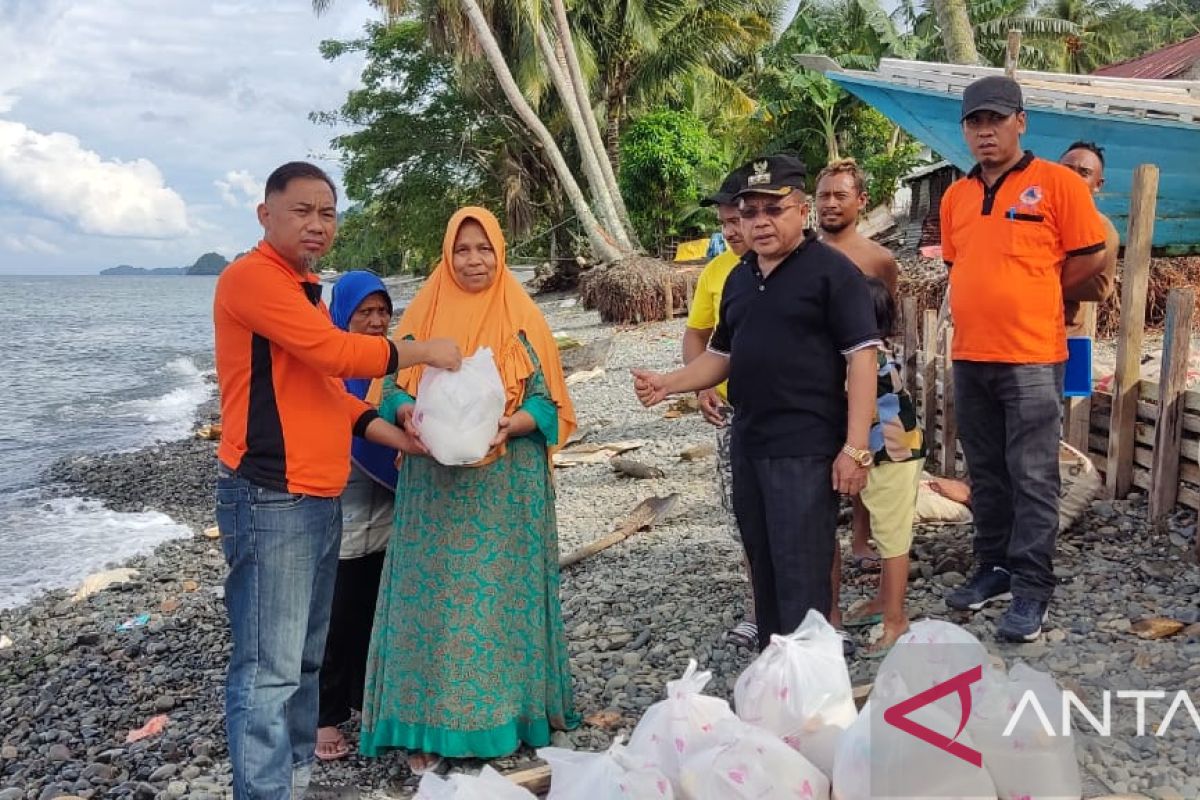 BPBD Gorontalo Utara salurkan bantuan ke warga terdampak banjir rob