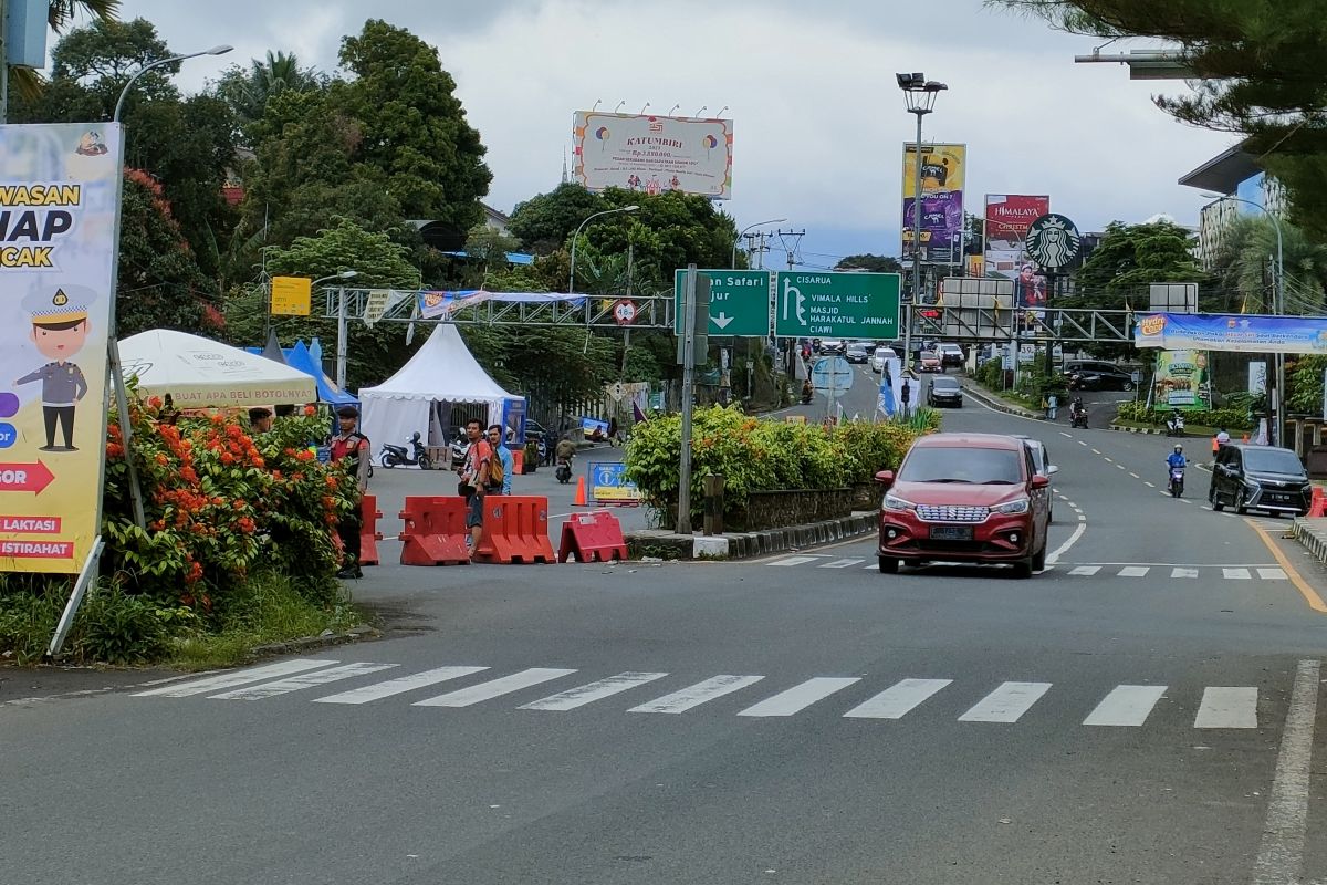 Arus lalu lintas di jalur Puncak Bogor ramai lancar pada libur Natal 2022