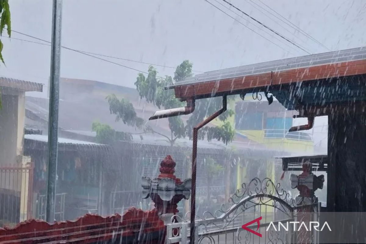 Surabaya hari ini berpotensi hujan deras disertai petir
