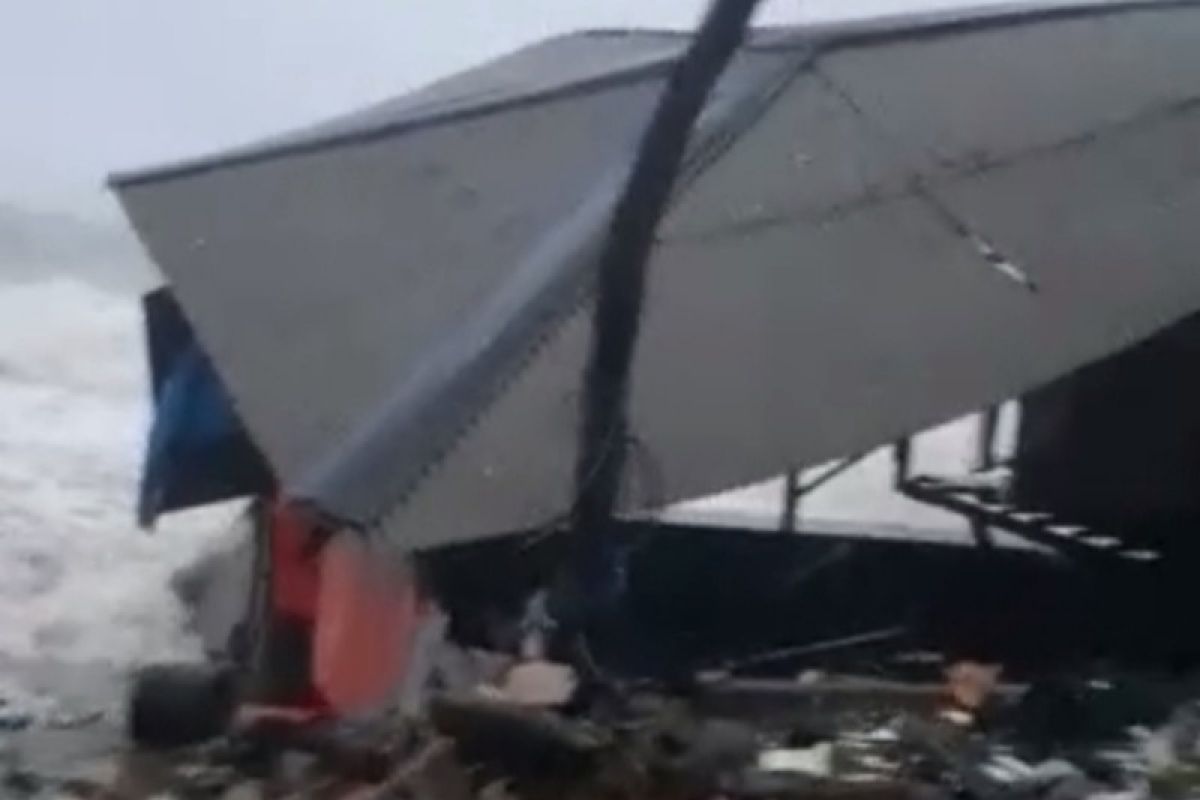 Empat rumah rusak di Majene dihantam gelombang pasang