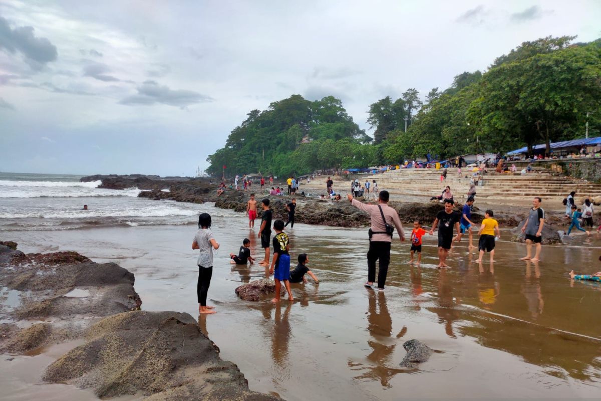 Objek wisata pantai selatan Sukabumi masih sepi wisatawan
