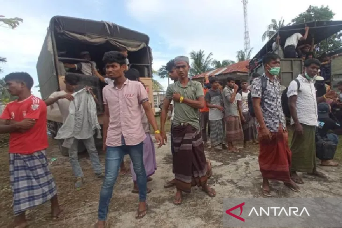 Puluhan warga Rohingya terdampar di pantai Indra Patra Aceh Besar