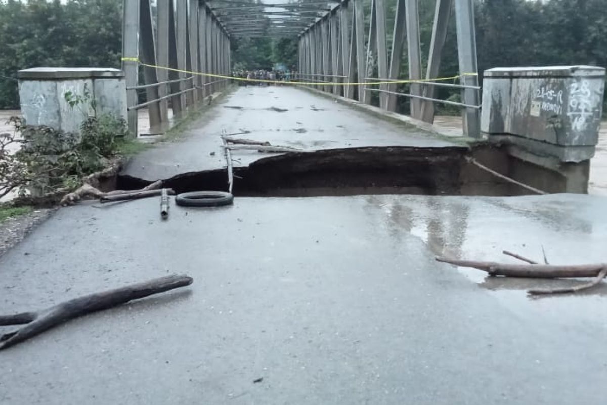Jembatan Takari-Lelogama putus diterjang  banjir
