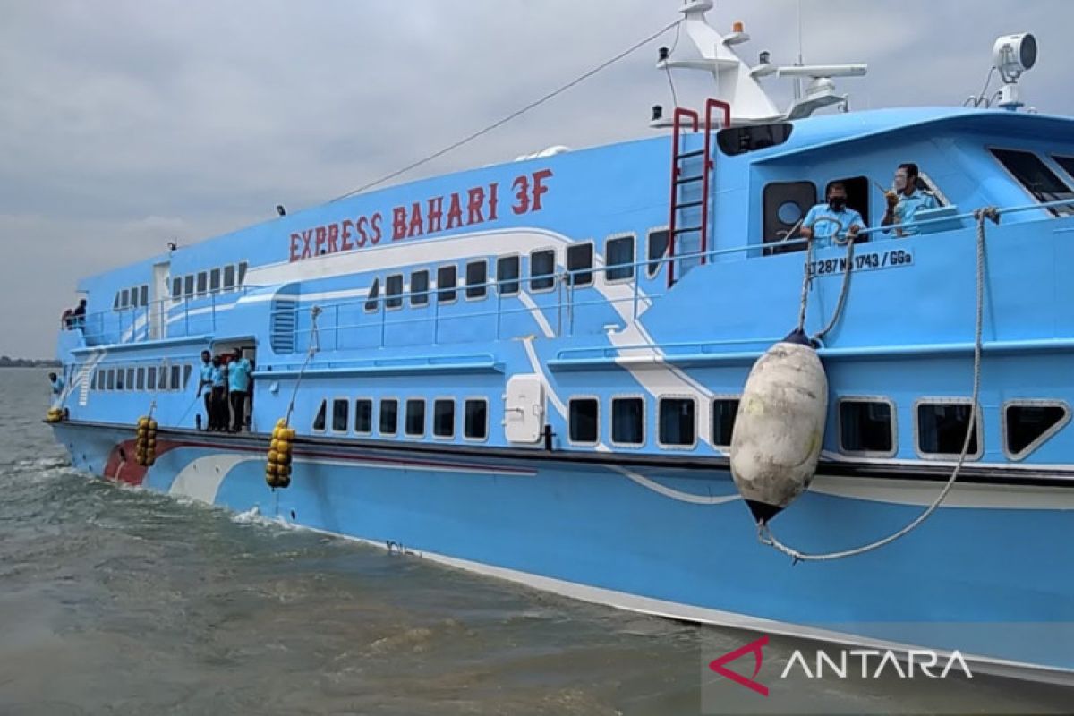 Ombak tinggi akibatkan 305 wisatawan tertahan di Karimunjawa Jepara