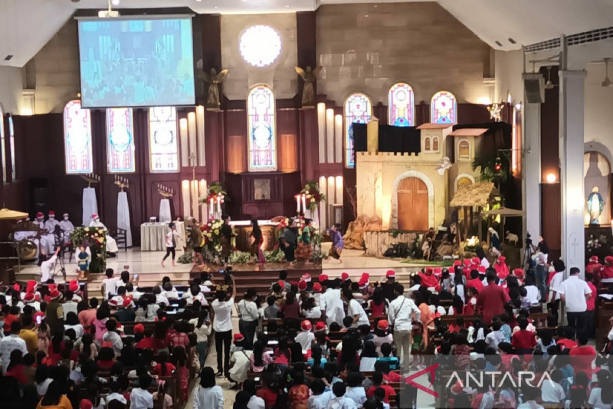 Ribuan anak Misa Natal di Gereja Purbayan Solo