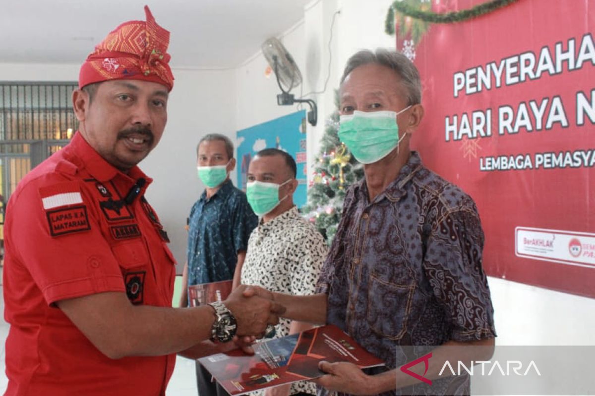 Tiga warga binaan Lapas Mataram menerima remisi khusus Natal 2022