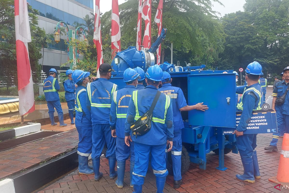 Sudin SDA Jaktim pastikan kesiapan personel operasikan pompa air