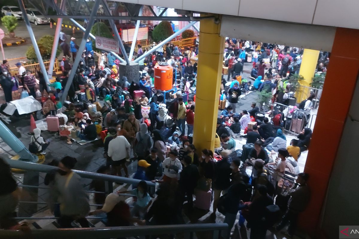 Ribuan penumpang padati Pelabuhan Tanjung Priok pada Senin malam