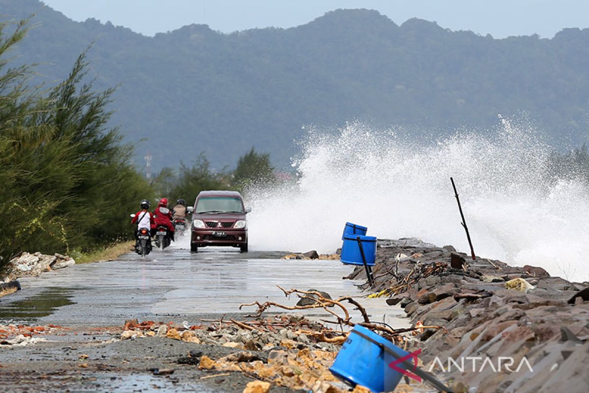 Waspadai gelombang tinggi di beberapa perairan Indonesia